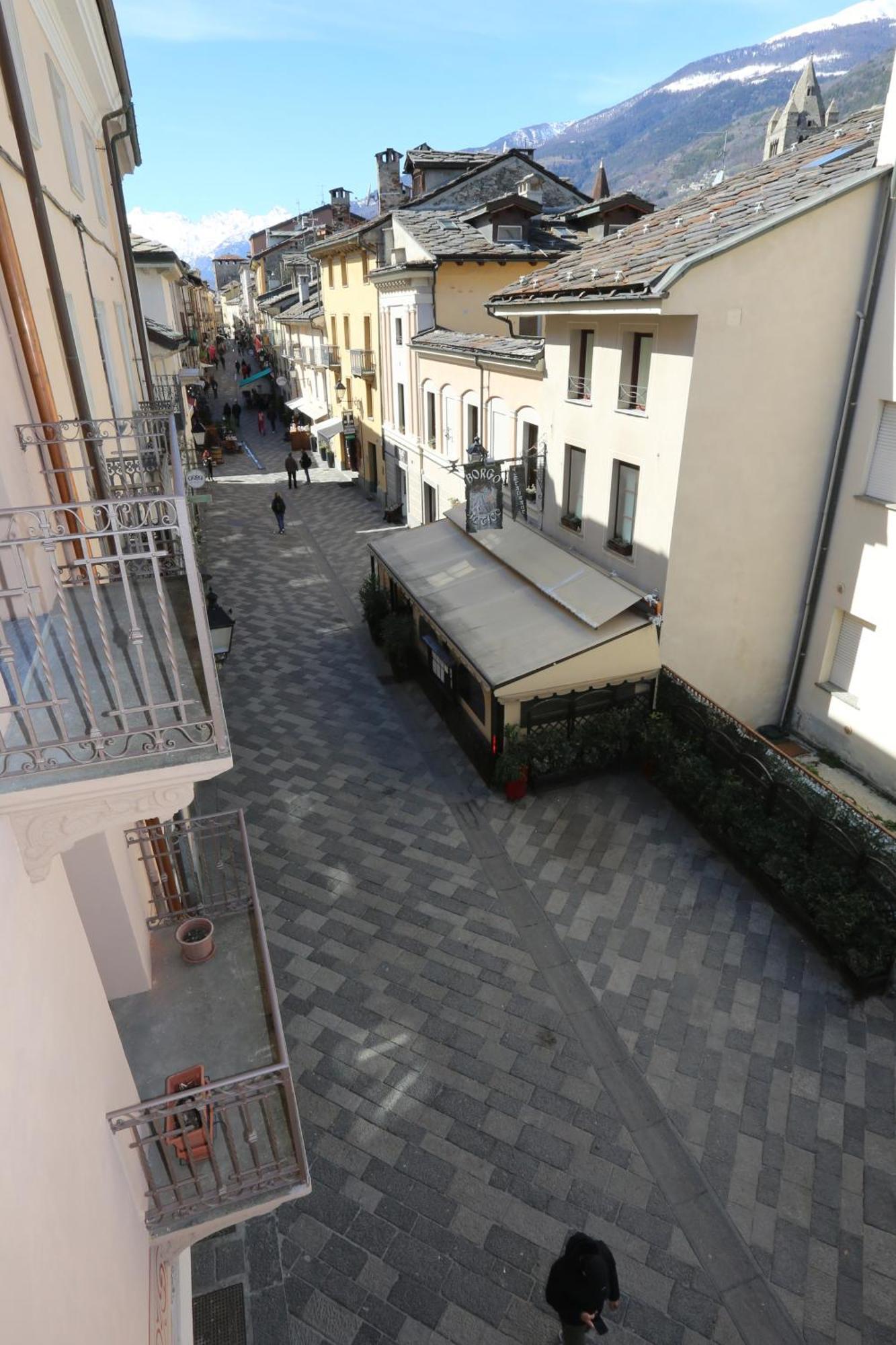 L'Abri En Ville - Parcheggio Privato A 100 Mt Ed Accesso Con Auto Nell'Area Pedonale Аоста Екстер'єр фото